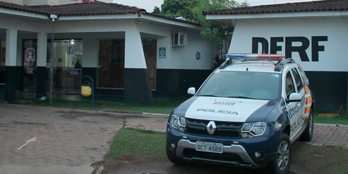 Mulher  presa xingando policiais em Sinop. (Foto: S Notcias / Guilherme Arajo)