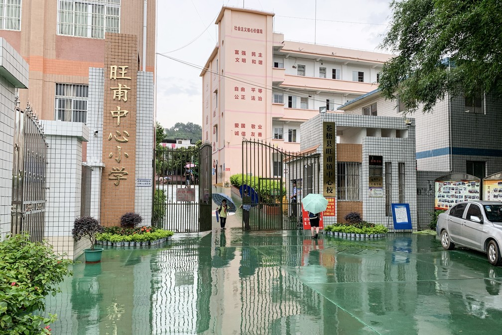 O porto da escola primria onde ocorreu um ataque de faca  visto em Wuzhou, na regio sul de Guangxi, na China, nesta quinta-feira (4)  Foto: AFP