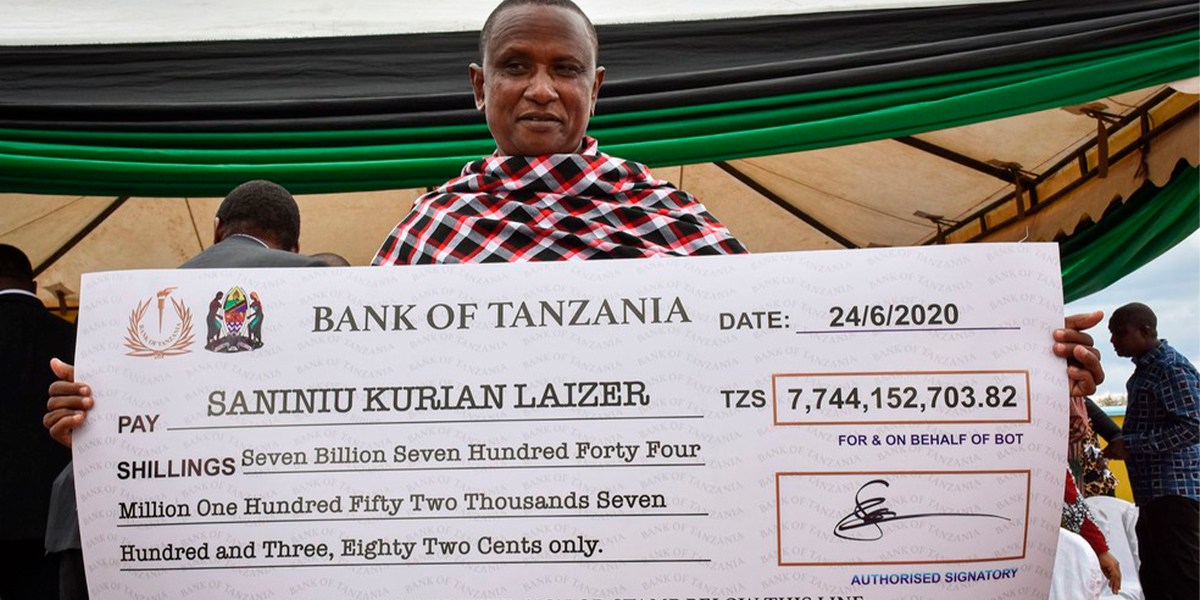 Garimpeiro Saninu Laizer aps encontrar as duas pedras preciosas que o deixaram milionrio na Tanznia. (Foto: Filbert Rweyemamu / AFP)