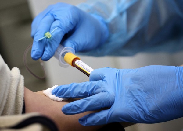 Enfermeira coleta material para teste de anticorpos para o novo coronavrus, tambm chamado de teste sorolgico  Foto: Vitria McNamee / Getty Images / AFP